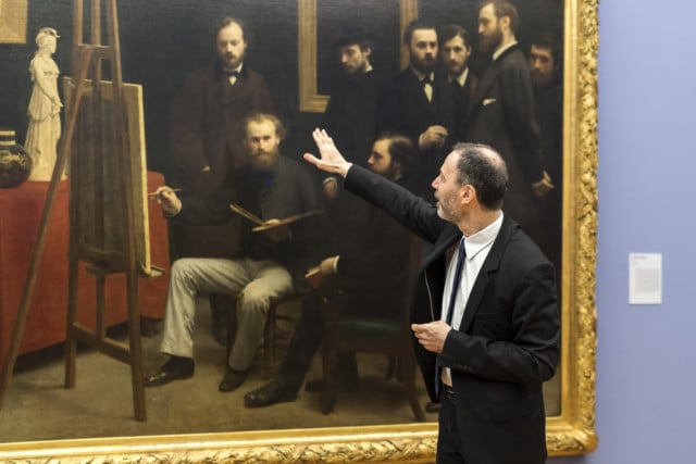 Guy Tosatto, directeur du musée de Grenoble devant la toile Un atelier aux Batignolles (1870). © Pascale Cholette