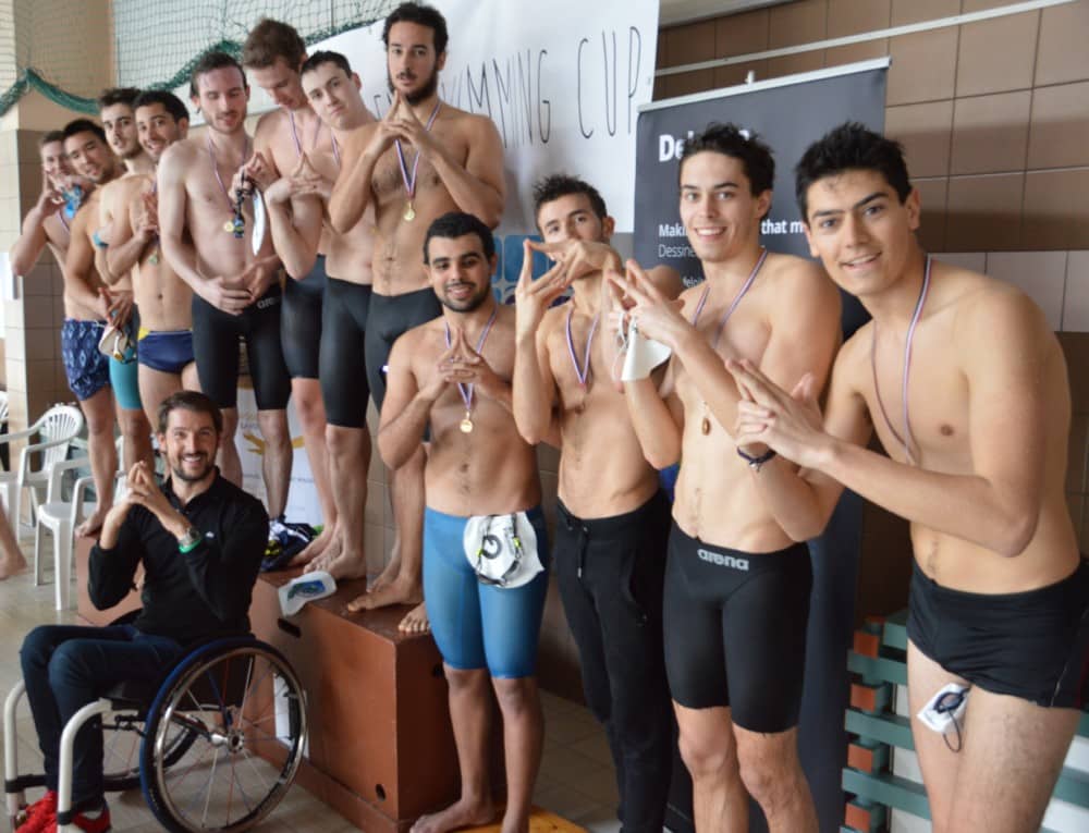 Les étudiants qui ont participé à la Gem swimming cup ont affiché leur soutien à la candidature de Paris à l'organisation des Jeux olympiques et paralympiques 2024. A droite, quatre membres de Grenoble école de management. © Laurent Genin