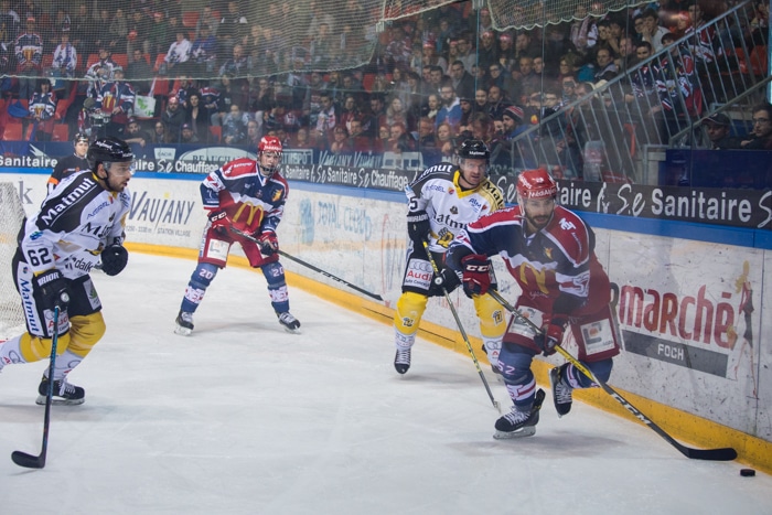 Camilo Miettinen, ici lors d'un match face aux Dragons de Rouen, rentre en Finlande. © Yuliya Ruzhechka - Place Gre'net
