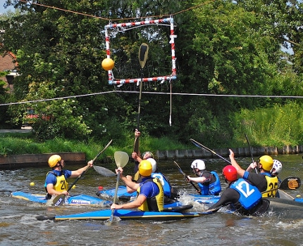 Le but est situé en hauteur au kayak-polo.