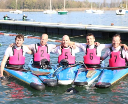 Le but est situé en hauteur au kayak-polo.