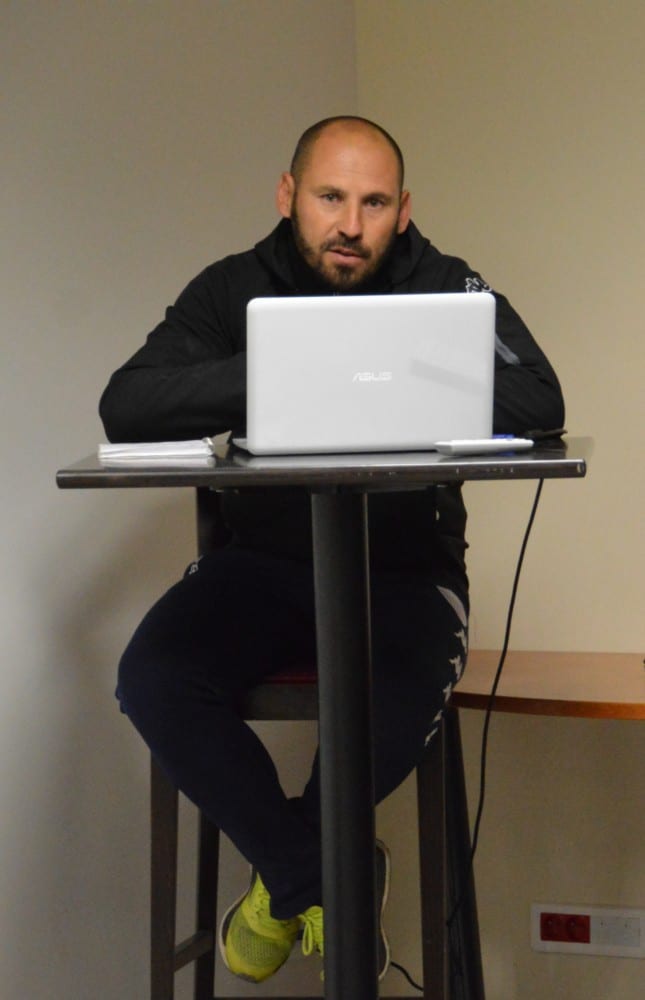 Emmanuel Pellorce, entraîneur du FCG-Amazones, revient au cours d'une séance vidéo avec les joueuses sur la victoire en demi-finale face à Lons. © Laurent Genin
