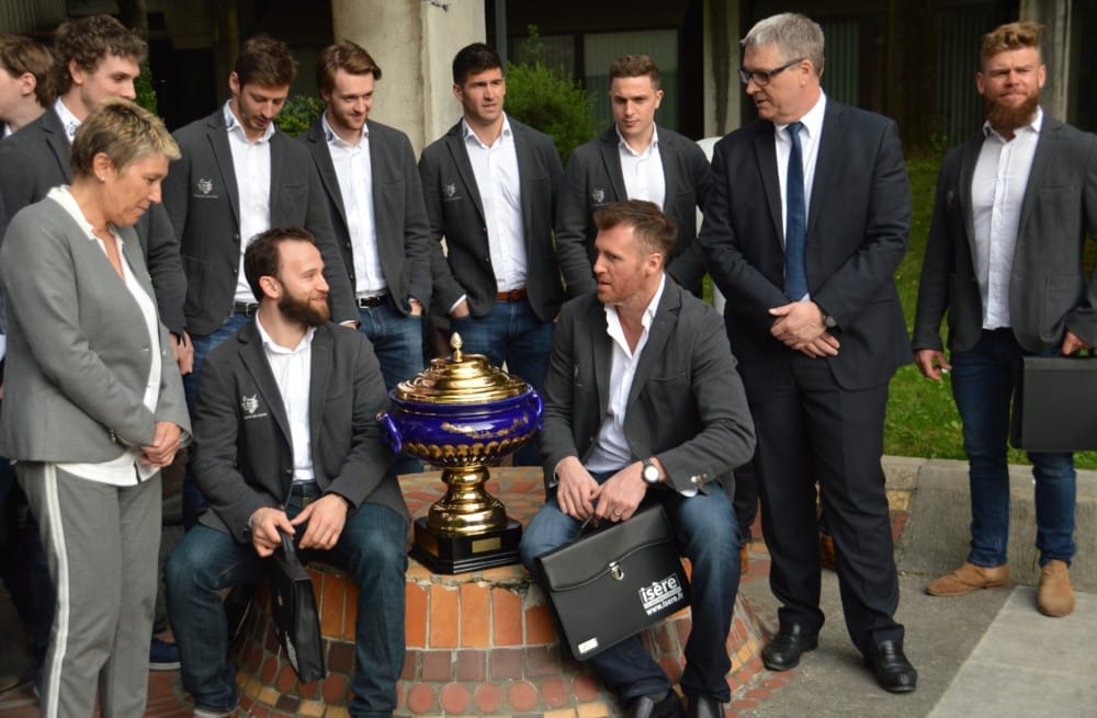 Martine Kohly, vice-présidente, et Jean-Pierre Barbier, président du Conseil départemental de l'Isère, encadrent Mathias Arnaud et Eric Chouinard avec au milieu la Coupe de France que les Brûleurs de Loups ont remportée cette saison. © Laurent Genin