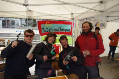 Joyeux lurons de l'association Les Ragraineurs à leur stand pour l'opération "Fontaine mon amour propre" © Albéric Marzullo - placegrenet.fr