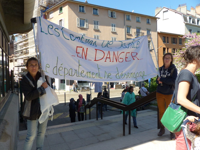 Manifestation de salariés et d'usagers de l'association de gestion des centres de santé grenoblois suite à l'annonce d'une baisse de subventions par le Département de l'Isère. © Mélody Chalvin - placegrenet.fr