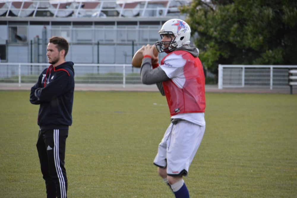 Le quarterback a un rôle très important au football américain. C'est notamment lui qui doit observer la défense adverse pour voir s'il vaut mieux passer le ballon ou utiliser le jeu de course pour gagner le maximum de terrain. © Laurent Genin