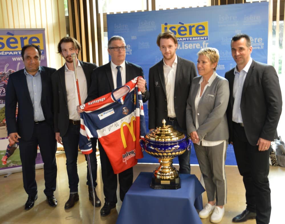 Jacques Reboh, Norbert Abramov, attaquant des Brûleurs de Loups (BDL), Jean-Pierre Barbier, Lukas Horak, gardien des BDL, Martine Kohly et Jean-François Dufour, manager des BDL au Conseil départemental de l'Isère le 11 avril. © Laurent Genin