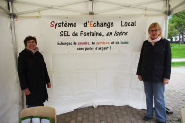 Association système d'échange local (SEL) sur son stand pour l'opération "Fontaine mon amour propre" © Albéric Marzullo - placegrenet.fr