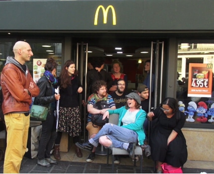 Le collectif « McDo passe à la caisse ! » a lancé ce 5 avril l'opération « Happy hours fiscales » en investissant le McDonald's du centre de Grenoble.© Joël Kermabon - Place Gre'net