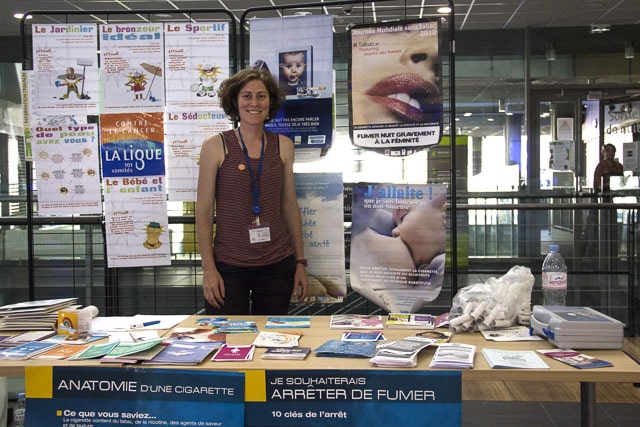 Stand d'informations pour la journée mondiale sans tabac, mois sans tabac à l'hôpital couple enfant de La Tronche © Chloé Ponset - Place Gre'net