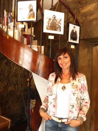 La photographe Jessica Calvo au Café Zimmerman à Grenoble. © Adèle Duminy