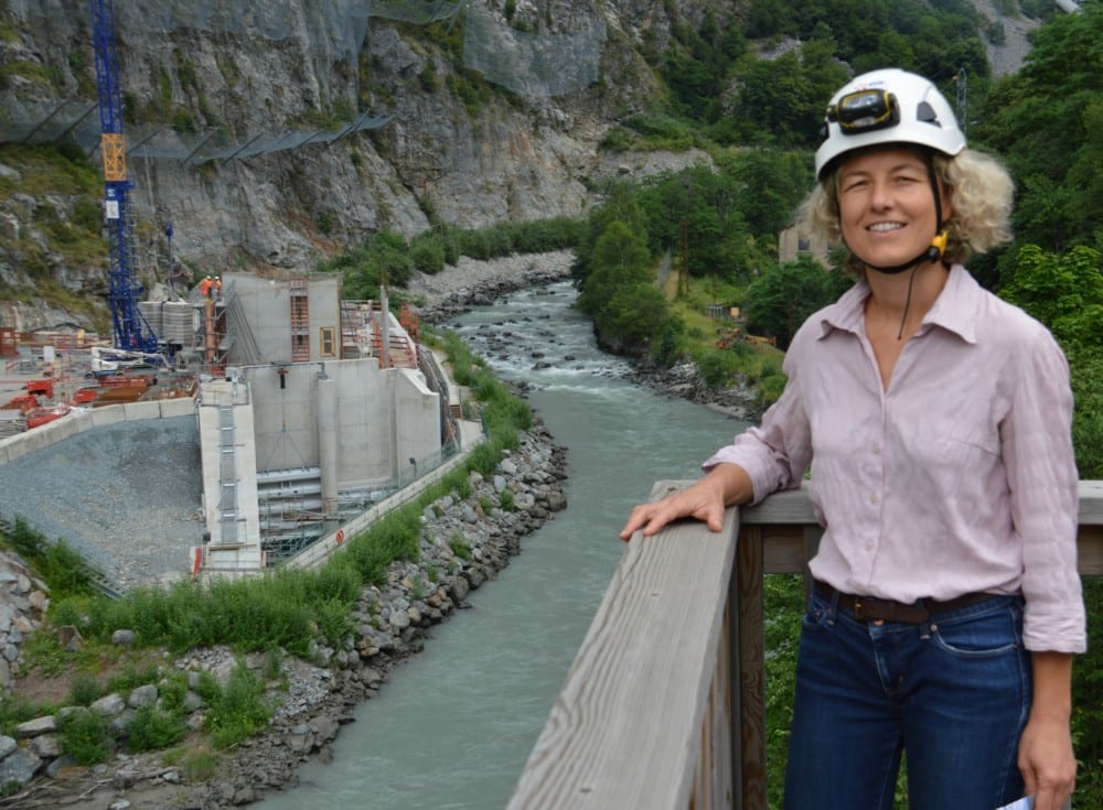 Céline Barbiero, chef de projet Romanche Gavet chez EDF depuis le belvédère de Gavet qui permet de découvrir le site de la future centrale hydroélectrique. © Laurent Genin