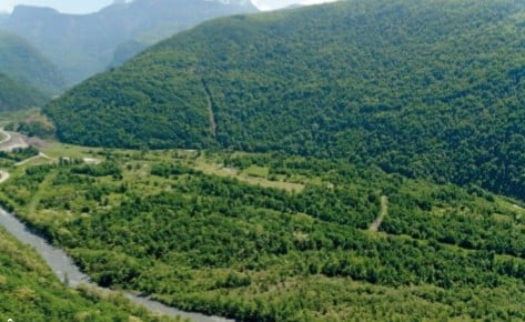 L’Île Falcon à l'aval du chantier avec la Romanche au premier plan. Ce site de 40 hectares, sur des parcelles appartenant à l'Etat, est une des deux zones de compensation par rapport à l'impact du projet sur la biodiversité. Ce hameau situé en face des ruines de Séchilienne, aujourd'hui inhabité à cause du risque d'éboulement, a fait l'objet d'une renaturation. Le gestionnaire est le Conservatoire d'espaces naturels Isère pour le compte d'EDF. © EDF