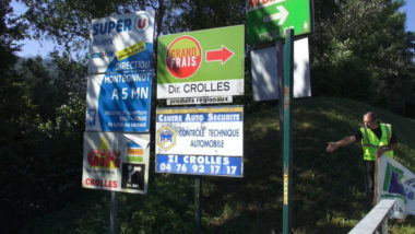 Paysages de France a organisé ce17 juin une action de sensibilisation pour dénoncer la présence de panneaux publicitaires illégaux le long des routes.© Joël Kermabon - Place Gre'net