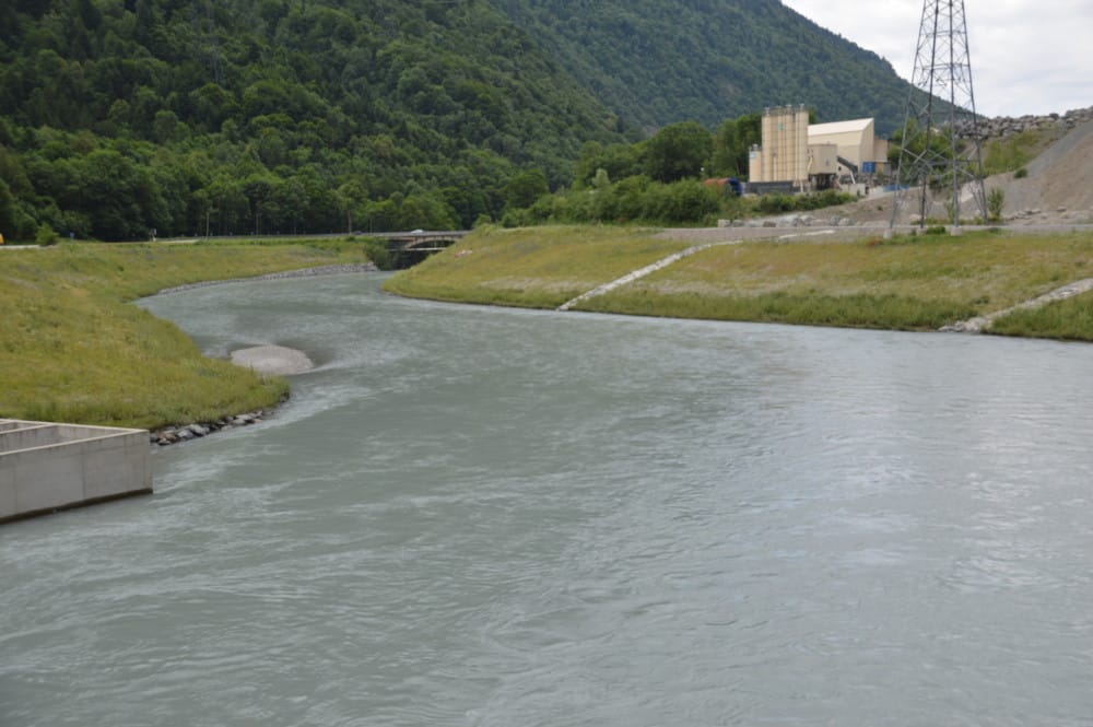 Les berges du barrage de Livet ont fait l'objet d'une renaturation. © Laurent Genin