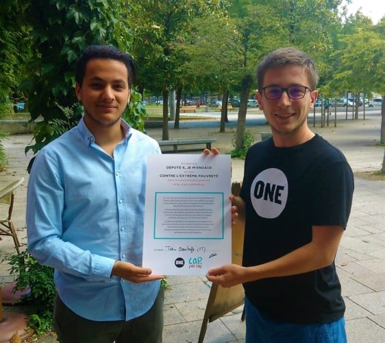 Taha Bouhafs signe l'appel de l'ONG "One" © Pierre Jothy