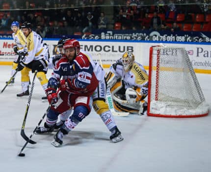 Mathias Arnaud, ici avec le palet, et les Brûleurs de Loups espèrent décrocher la Ligue Magnus la saison prochaine et conserver la Coupe de France. © Yuliya Ruzhechka