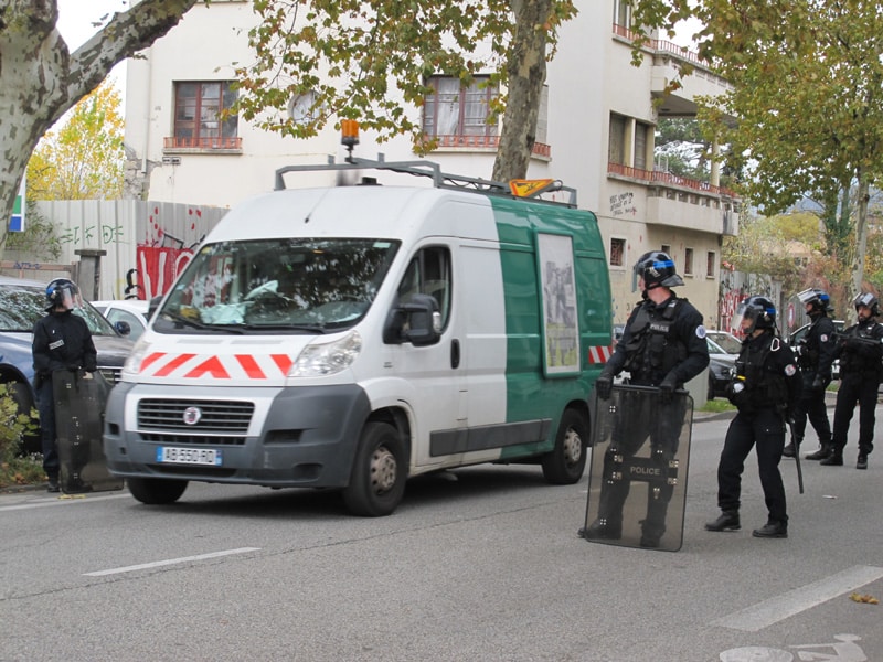 Intervention de la police durant toute une journée au squat du 106 de la rue des Alliés, lundi 30 octobre 2017. © Séverine Cattiaux - Place Gre'net