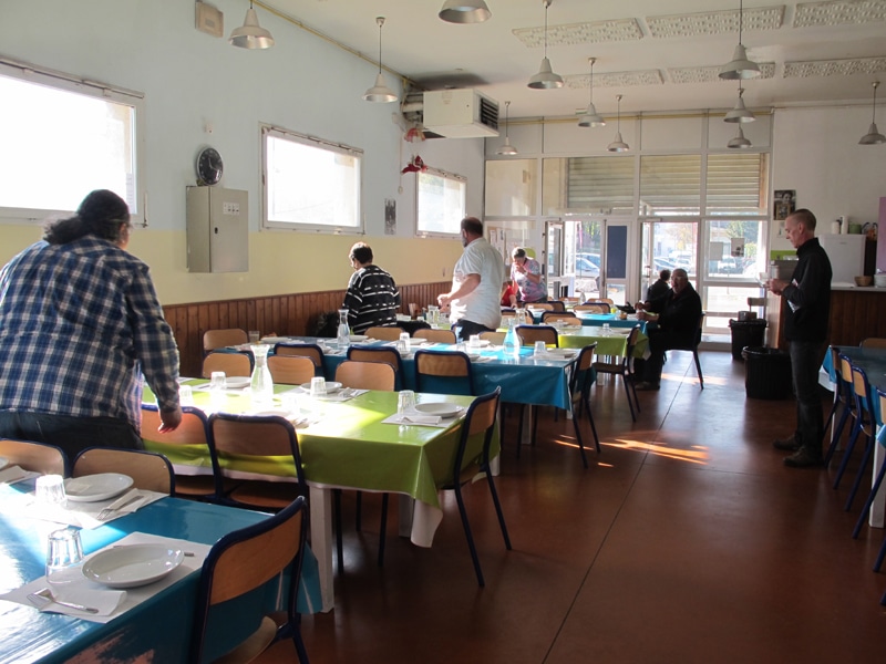 Réfectoire du restaurant social Le Fournil, un accueil de jour pour les démunis, à Grenoble © Séverine Cattiaux - Place Gre'net