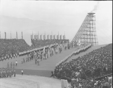 Cérémonie d'ouverture des Jeux Olympiques de Grenoble le 6 février 1968. © AMMG
