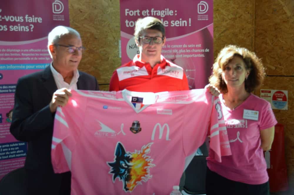 Matthieu Le Blond, au centre, joueur des Brûleurs de Loups, présente le maillot rose que les Grenoblois ont arboré contre Épinal. © Laurent Genin