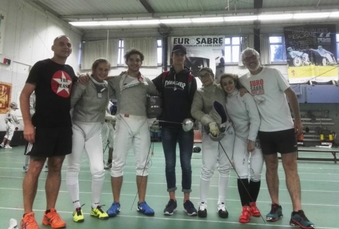 300 tireuses et tireurs de moins de 17 et 23 ans participent à l'Eurosabre, compétition européenne de sabre, les 14 et 15 octobre à Meylan en Isère.Sarah Feraud, Maxime Pilard, Antoine Gallay, Lola Tranquille et Mathilde Favand font partie des jeunes du Meylan Escrime qui participent à l'Eurosabre 2017 ce week-end. Aux extrémités, leurs maîtres d'armes : Sébastien Vacca et Franck Sterckx. 300 tireuses et tireurs de moins de 17 et 23 ans participent à l'Eurosabre, compétition européenne de sabre, les 14 et 15 octobre à Meylan en Isère. © Meylan Escrime