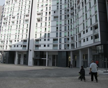 Immeuble rénové du 40 (189 logements), géré par le SDH, galerie de l'Arlequin, quartier Villeneuve à Grenoble, octobre 2017 © Séverine Cattiaux - Place Gre'net