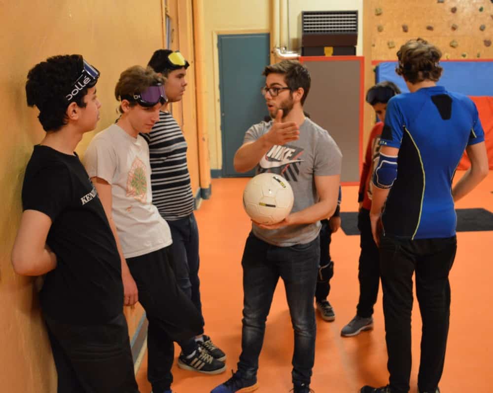 Layan, ballon de torball en main, est l'un des trois étudiants en Staps encadrant l'entraînement le mercredi. © Laurent Genin