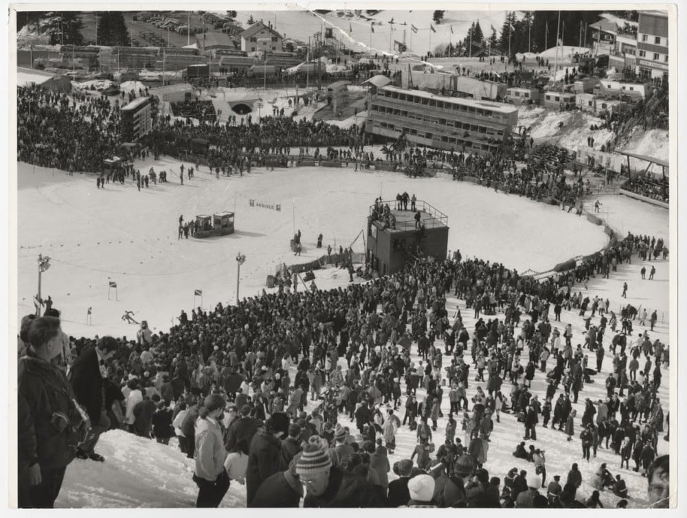 Un public nombreux a assisté aux épreuves de ski alpin lors des Jeux olympiques de 1968. Photo Denis Vinçon. © Chamrousse