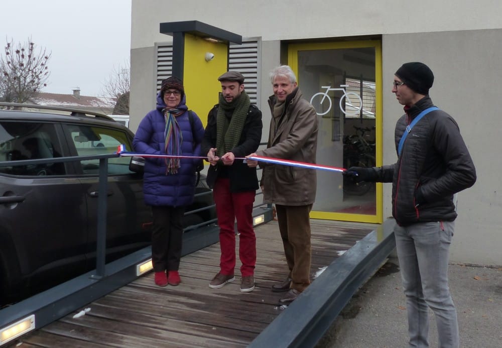 La métropole de Grenoble poursuit ses aménagements cyclables avec un nouveau parc à vélos, pour une meilleure mobilité et sécurité des usagers.Inauguration du parc vélo de la gare de Gières, le 6 décembre 2017 avec Alberte Bonnin-Dessants, Yann Mongaburu et Pierre Verri. © Juliette Oriot - Placegrenet.fr