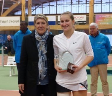 Qui succédera à Marketa Vondrousova, ici avec Martine Kohly, vice-présidente du Département, au palmarès de l'Engie Open de l'Isère ? Réponse le 11 février. © DR