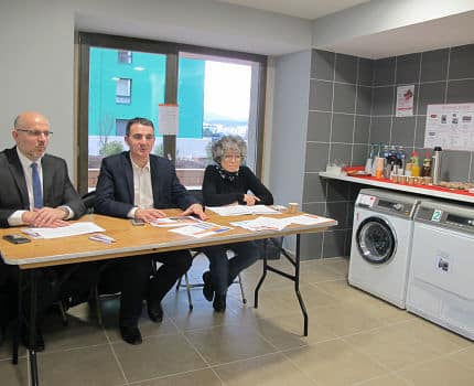 UNE Stéphane Duport Rosand, directeur d'Actis, Eric Piolle, maire de Grenoble et président d'Actis, Christine Garnier vice-présidente de la Métro déléguée à l'habitat dans la buanderie collective de l'immeuble Le Soleil, dans l'écoquartier Presqu'île, jeudi 25 janvier 2018. © Séverine Cattiaux - placegrenet.fr