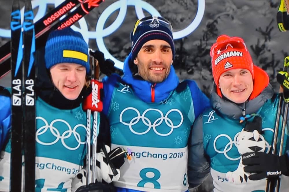 Martin Fourcade, au centre, s'est imposé sur la poursuite 12,5 km, en biathlon, devant le Suédois Samuelsson et l'Allemand Doll. © DR