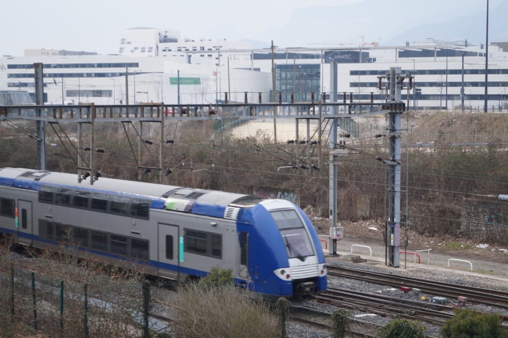 Train en direction de la gare de Grenoble. © Léa Raymond - Place Gre'net