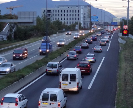 Contrepartie à l'élargissement de l'A480 dans la traversée de Grenoble, une voie réservée au covoiturage sera mise en œuvre à l'été 2020 en amont.