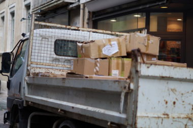 Camion de livraisons, déménagements. © Léa Raymond - placegrenet.fr
