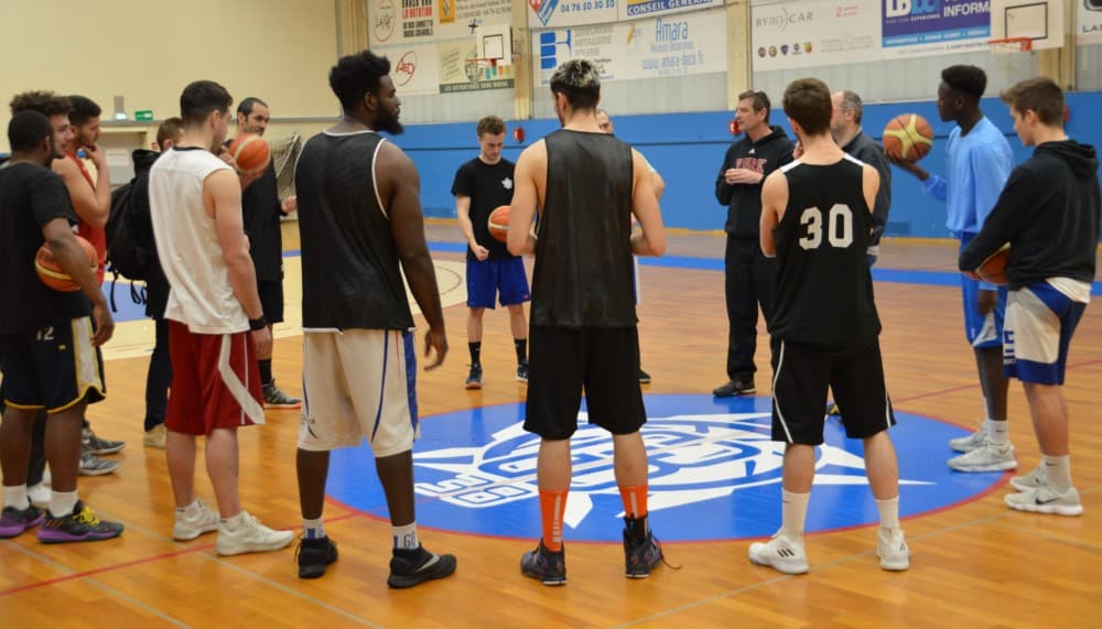 Les joueurs du Grenoble Basket 38 écoutent les consignes de leur coach avant le début de l'entraînement, le 27 mars 2018. © Laurent Genin