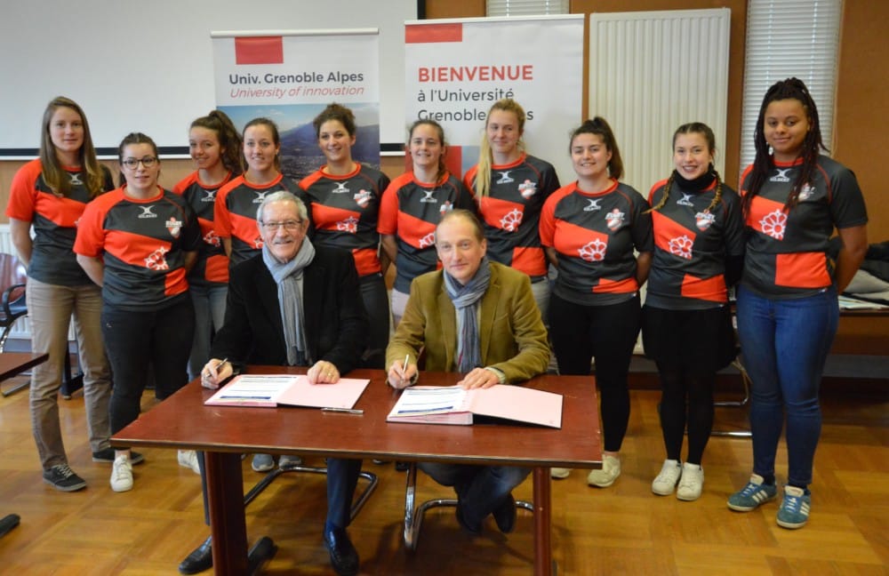 Yves Chenal, président du comité des Alpes de rugby, et Nicolas Lesca, vice-président en charge de la formation à l'Université Grenoble Alpes, ont renouvelé la convention portant sur le rugby féminin de haut niveau. © Laurent Genin