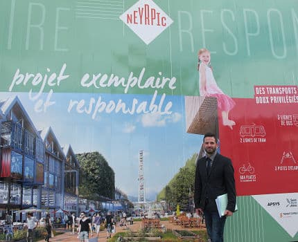 Samedi 10 mars 2018, David Queiros, maire de Saint Martin d'Hères, devant les anciennes halles Neyrpic vouées à accueillir le futur pôle commercial et de loisirs © Séverine Cattiaux - placegrenet.fr