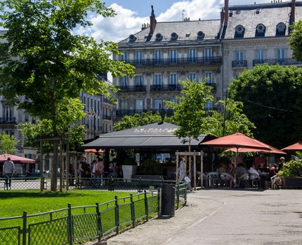 Le projet de « rafraîchissement » de la place Victor-Hugo était présenté ce lundi 26 mars lors du conseil municipal de Grenoble.