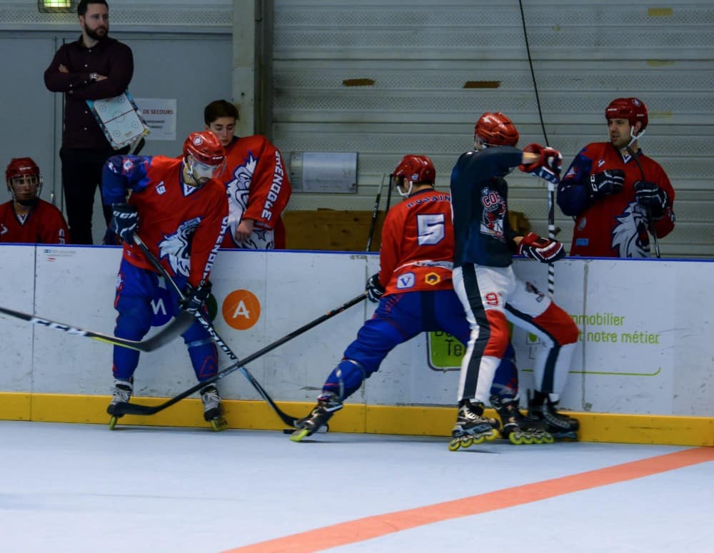 Les Yeti's de Grenoble, en rouge, face aux Corsaires de Paris XIII lors d'un match de championnat. A gauche, en noir, Hugo Rebuffet, l'entraîneur grenoblois. © Flojo