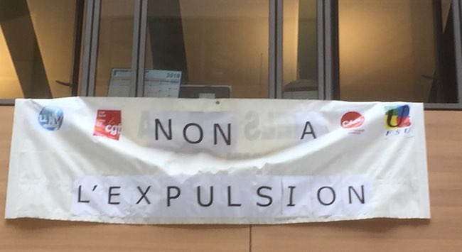 Obligés de quitter l'hôtel de Région, quatre syndicats accusent l'exécutif régional d'Auvergne Rhône-Alpes de les couper de l'information et des agents.