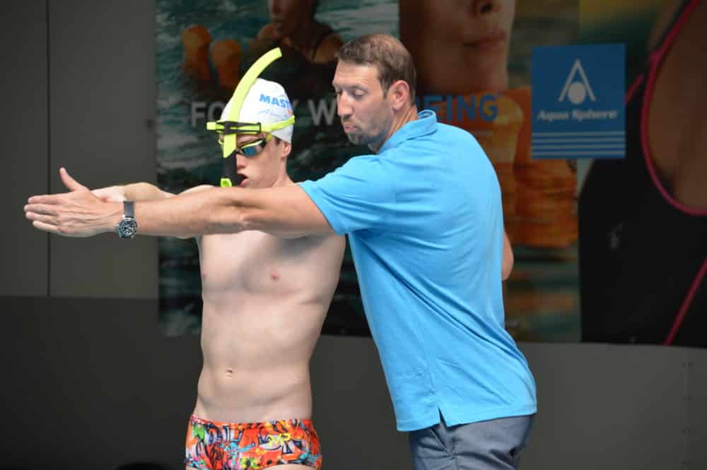 Alain Bernard avec un jeune du club. © Laurent Genin