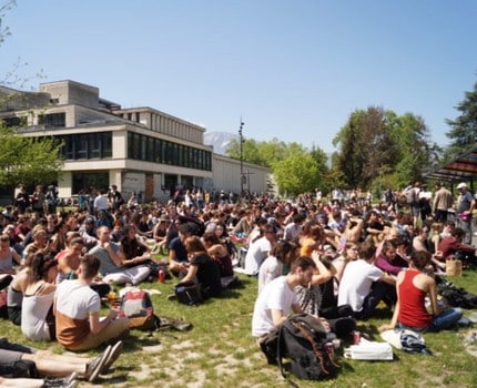 La consultation en ligne de l'Université Grenoble Alpes indique que 75 % des votants s'opposent aux blocages mais les bloqueurs ne reconnaissent pas ce vote