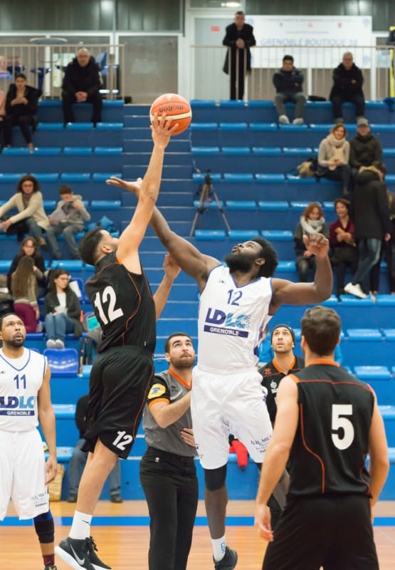 Grégory Licouri, pivot du Grenoble Basket 38, à droite, dispute un entre-deux face à un joueur de Lorgues. © Nathphotos07