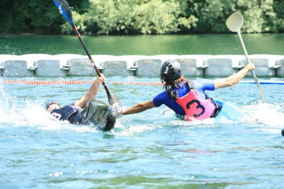 Le kayak-polo autorise les contacts entre adversaires. Il n'est pas rare que le bateau se retourne. © Erika Timochenko