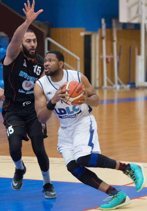Paul-Vincent Bencheikh, ballon en main, joue arrière ou ailier au Grenoble Basket 38. © Nathphotos07