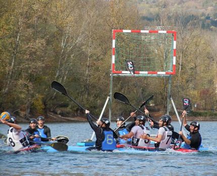 Le kayak-polo, sport de contacts, où il faut marquer des buts avec un ballon de water-polo. © Denis Sainte-Martine