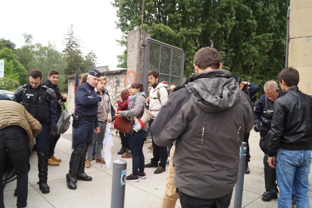 Au matin du jeudi 3 mai, des étudiants ont tenté de bloquer la Galerie des amphis sur le campus. Un blocage rapidement contré par des CRS venus en nombre.Les étudiants fouillés par la police avant de rejoindre le rassemblement devant le rectorat, le 3 avril 2018. © Léa Raymond - placegrenet.fr