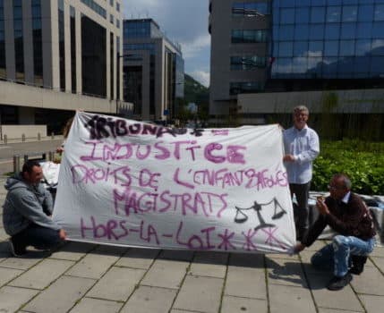 Action en faveur de la garde alternée par des militants de Père Enfant Mère à Grenoble le 16 mai 2018. C Samuel Ravier-Regnat